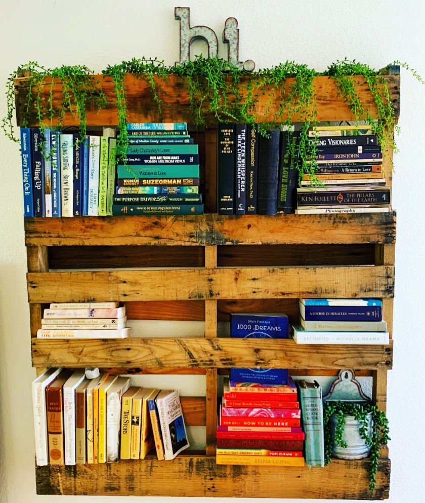 DIY Dorm Hacks: How to Build a Bookshelf from an Old Pallet